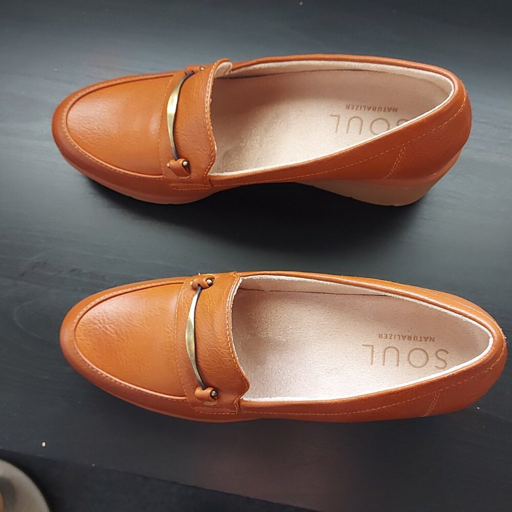 Ladies tan shoes by Naturalizer
